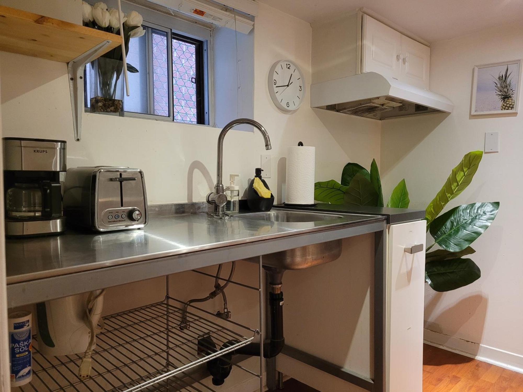 Guest house Charming Basement With Private Entrance Near Subway, Koreatown & Uoft Toronto
