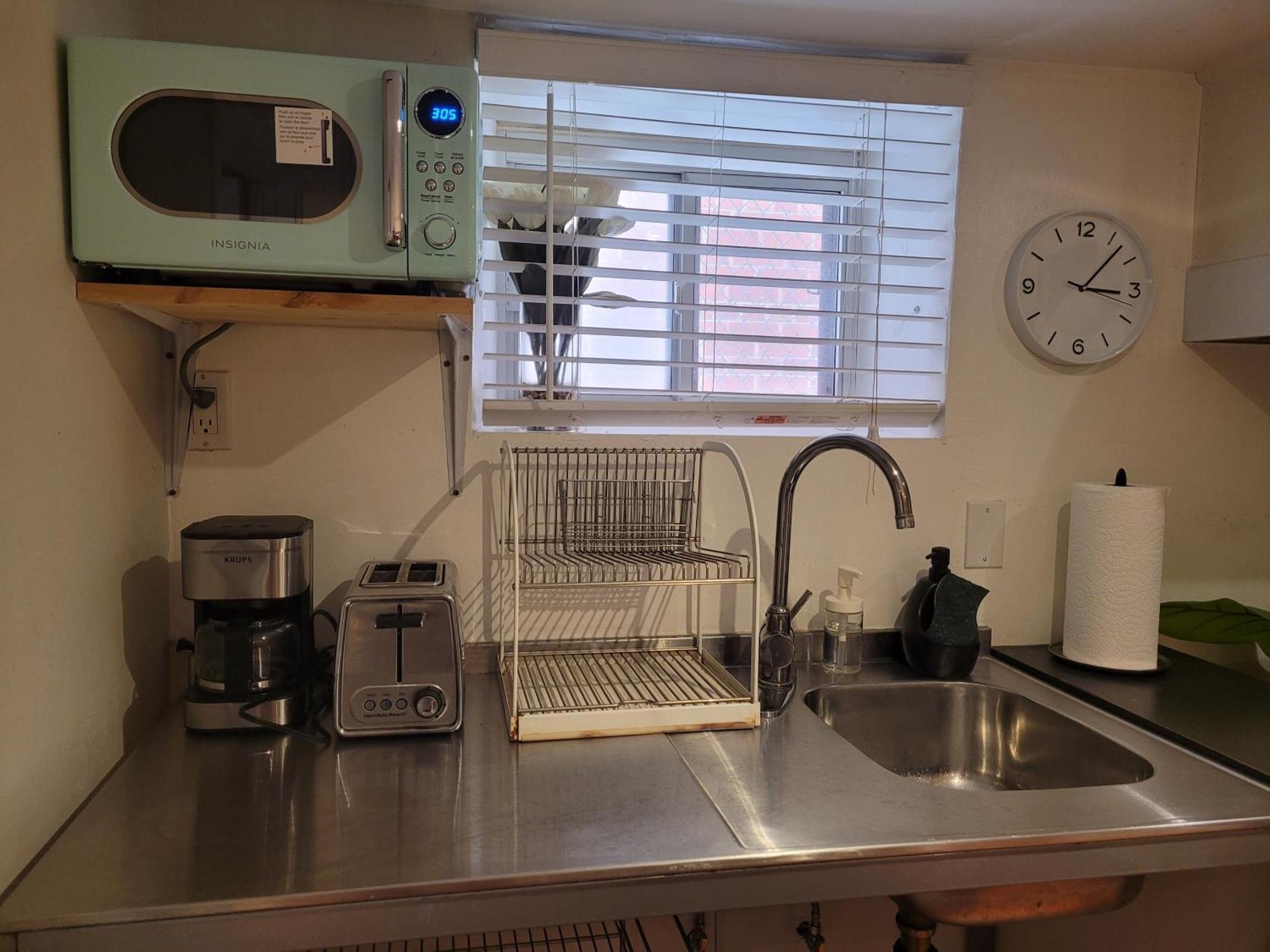Guest house Charming Basement With Private Entrance Near Subway, Koreatown & Uoft